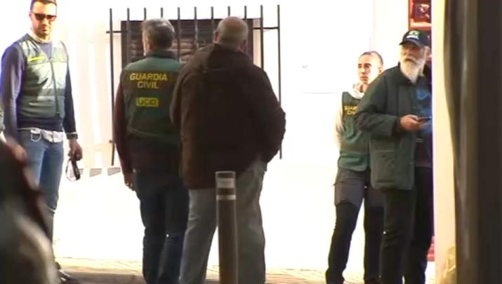 Los dos hermanos investigados por la desaparición de Francisca Cadena regresan a su domicilio tras un receso durante los registros efectuados este miércoles 11 de marzo. 