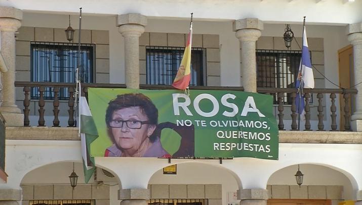 Pancarta de Rosalía Cáceres en la fachada del Ayuntamiento de Bohonal de Ibor durante una concentración en mayo de 2025