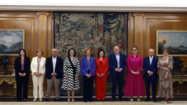 La Reina Sofía durante la audiencia a una representación de la Asociación de Familiares de Personas con Alzheimer y otras Demencias Recuerda Extremadura con motivo de su 25 aniversario, en el Palacio de La Zarzuela.