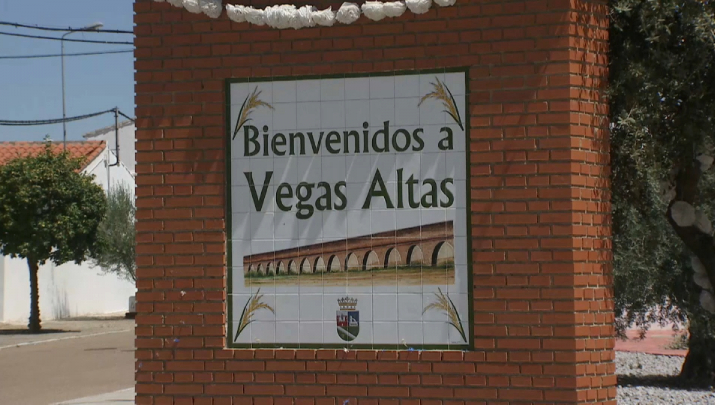 Placa de bienvenida en Vegas Altas, pedanía de Navalvillar de Pela
