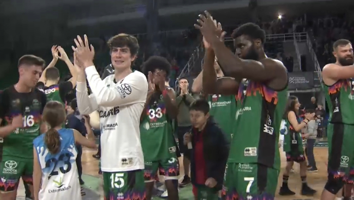 Los jugadores del Cáceres celebran la victoria ante Ourense
