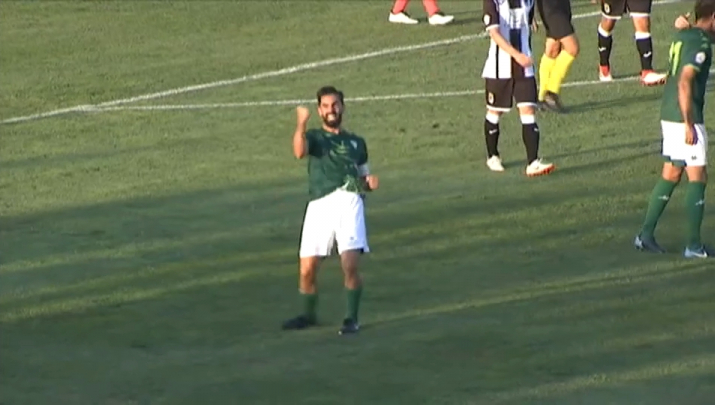 Ángel Pajuelo celebrando un gol en el feudo serón