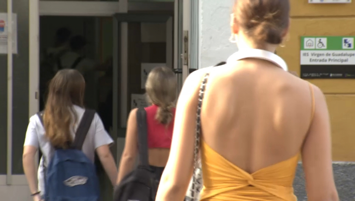 Alumnas entrando a un centro educativo en Cáceres