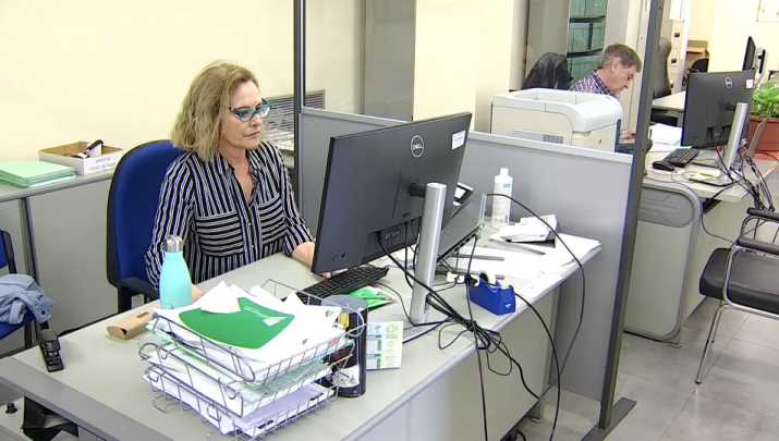 Funcionarios trabajando