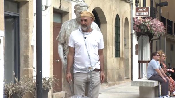 El artista Antonio Morán se encadena a su obra en Plasencia para pedir que no la trasladen