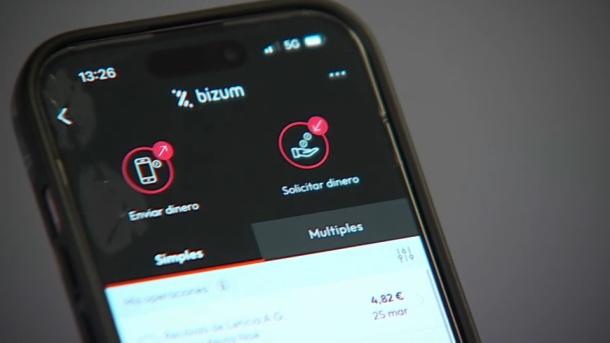 Imagen de teléfono con app de Bizum