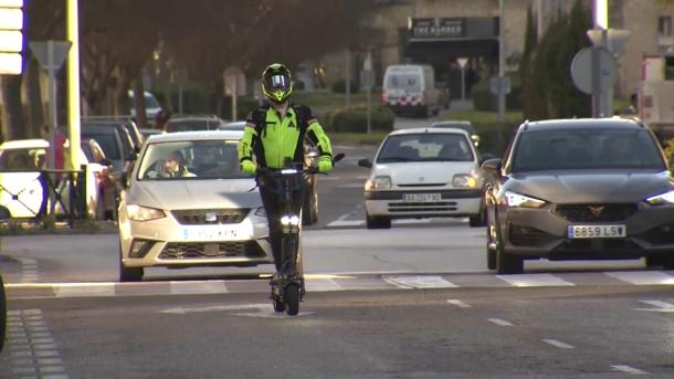 Persona cirulando con un patinete eléctrico por la ciudad