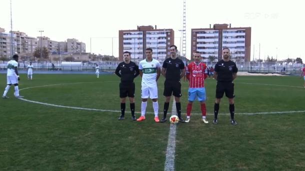Los capitanes del Elche y del Coria posan con el trío arbitral antes del encuentro