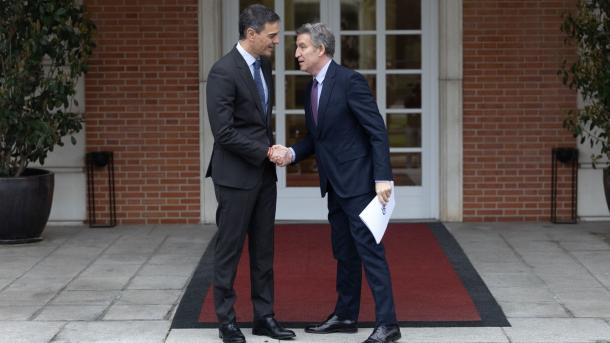 El presidente del Gobierno, Pedro Sánchez, recibe al presidente del Partido Popular, Alberto Núñez Feijóo en el Palacio de la Moncloa, a 13 de marzo de 2025