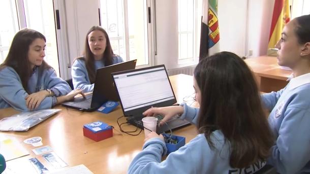 Alumnas del Instituto Donoso Cortés, de Don Benito, que han desarrollado el dispositivo