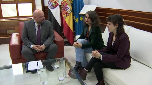 El presidente de la Asamblea de Extremadura, Manuel Naharro, reunido con con las diputadas de Unidas por Extremadura, Irene de Miguel y Nerea Fernández, a 5 de febrero de 2026
