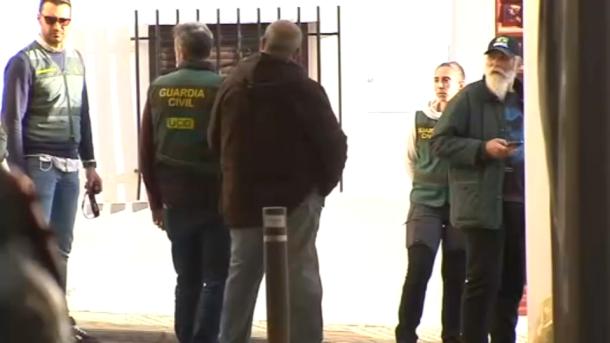 Los dos hermanos investigados por la desaparición de Francisca Cadena regresan a su domicilio tras un receso durante los registros efectuados este miércoles 11 de marzo. 