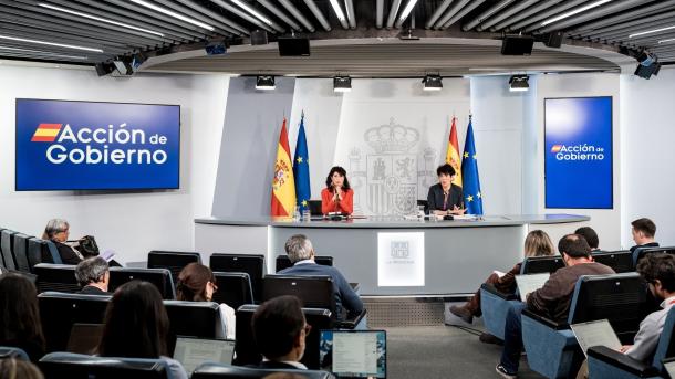 La ministra de Igualdad, Ana Redondo, y la ministra de Inclusión, Seguridad Social y Migraciones de España, Elma Saiz