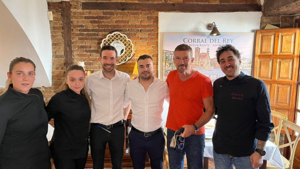 Antonio Banderas junto al equipo de sala del Restaurante 'Corral del Rey' de Trujillo
