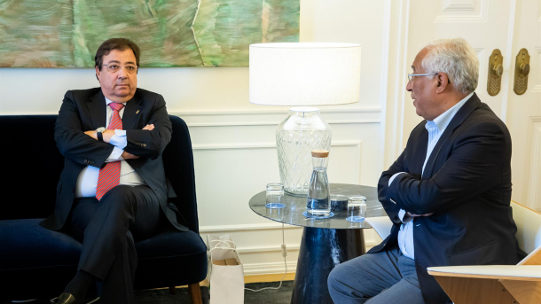 El primer ministro de Portugal, Antonio Costa, y el presidente de la Junta de Extremadura, Guillermo Fernández Vara, durante su reunión este lunes en el Palacio de São Bento, Lisboa.