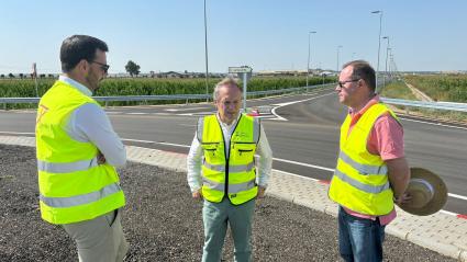 El consejero visita las obras de la carretera del aeropuerto