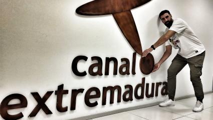 José Fuentes en las instalaciones de Canal Extremadura.