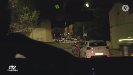 policía local detiene a un vehículo