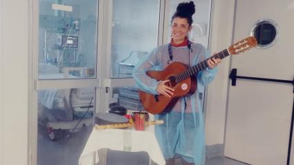 Livia Estévez, musicoterapeuta en AEXMU en su sesión de musicoterapia en UCI