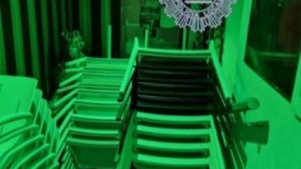 Salida de emergencia bloqueada por sillas en Badajoz