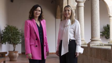 La presidenta de la Junta de Extremadura, María Guardiola, se reúne con la presidenta de la Comunidad de Madrid, Isabel Díaz Ayuso