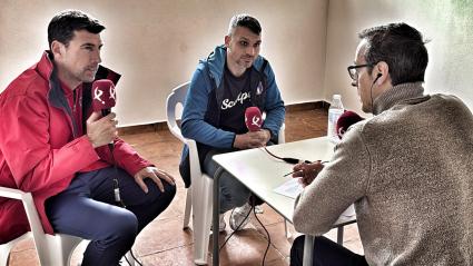 Valentín García y José Antonio García, entrenador y presidente del Atléico Pueblonuevo, atendiendo a Canal Extremadura Radio.