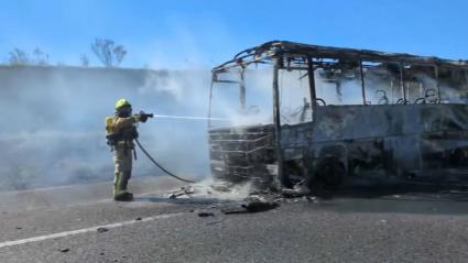 Un microbús que transportaba a un equipo de fútbol sale ardiendo en la A-66 a altura de Hinojal