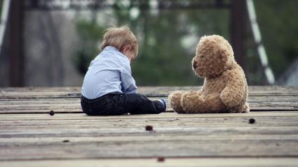 Un niño con su peluche