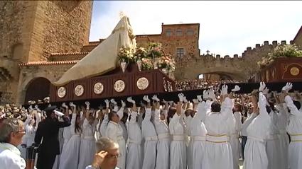 El encuentro del Cristo Resucitado y Nuestra Señora de la Alegría cierran la Pasión de Cáceres