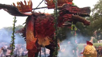 Más de 3.200 personas y 26 dragones participan este martes en el desfile de San Jorge de Cáceres