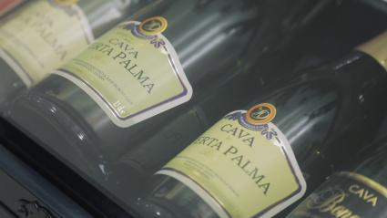 Botellas de cava expuestas en un museo