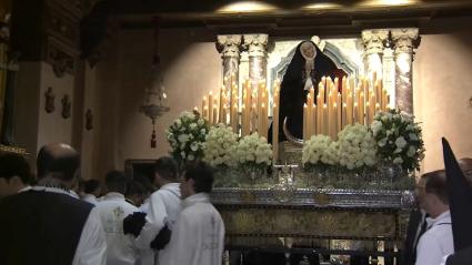 El Santo Entierro y la Soledad de luto salen este Viernes Santo en Badajoz mirando al cielo por la lluvia