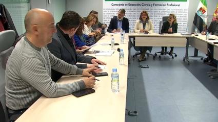 Junta y sindicatos retoman la negociación de la subida salarial docente con "buena predisposición" y "optimismo"