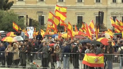 Miles de personas se han concentrado esta mañana en la Plaza de Colón para pedir la dimisión del presidente del Gobierno 