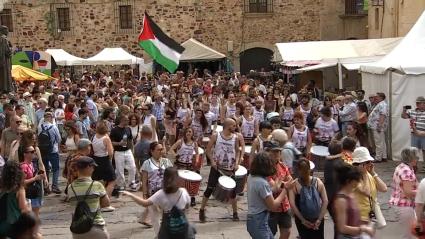 El festival Womad de Cáceres se despide este domingo con su tradicional pasacalles al ritmo de la percusión