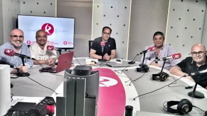 José Manuel Romero, Felipe Quiñones, Javi Lairado, Fernando Gallego, Pepe Fouto, Fernando Torres y Crescencio Cuéllar, en los estudios de Canal Extremadura Radio.