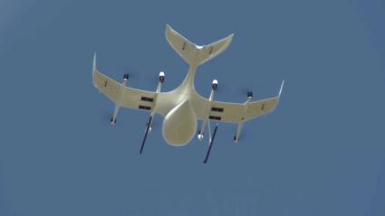 Dron en el aire - Imagen de archivo