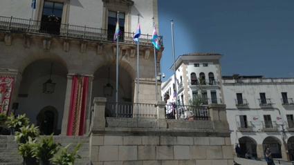 Retiran sin autorización las banderas LGBTI del ayuntamiento cacereño
