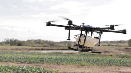Dron en pleno vuelo