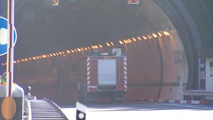 Corte total de la circulación en el tunel de Miravete en sentido Badajoz por el vuelvo de un camión