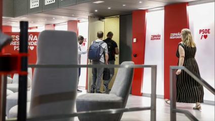 Agentes de la UCO en el interior de la sede del PSOE