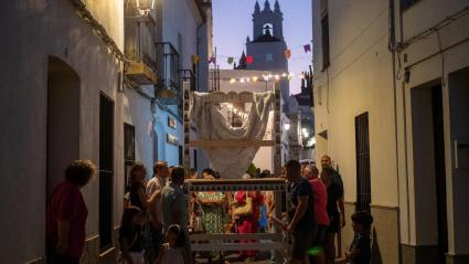Las sillas que reivindican el arte de "tomar el fresco" vuelven a los pueblos extremeños