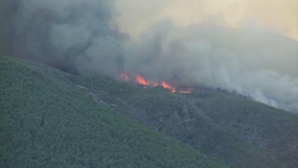 Desalojan la alquería de La Huerta, perteneciente a Caminomorisco, por el incendio