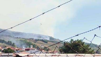 Cortadas dos carreteras en Las Hurdes por el incendio forestal de Caminomorisco