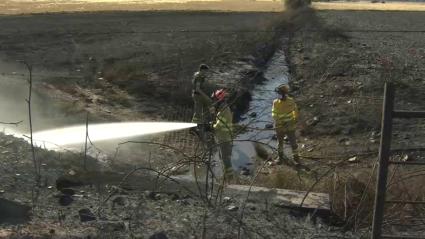 Bomberos durante las labores de extinción del incendio en Valdecaballeros