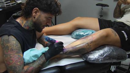 La Unión de Consumidores de Extremadura advierte de que la tinta de color de los tatuajes no es legal en España