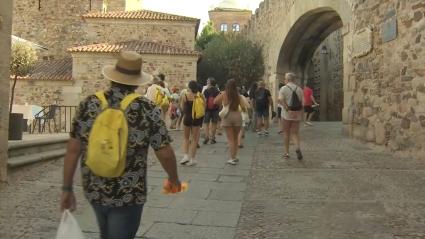 El PSOE apunta que la Junta "da la espalda" a empresarios turísticos y el Ejecutivo regional asegura que el sector experimenta un crecimiento "sin precedentes"