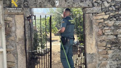 La Guardia Civil llama a la "responsabilidad" y pide que los vecinos no sofoquen las llamas por su cuenta