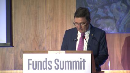 El consejero de Economía, Guillermo Santamaría, en el centro de la foto, durante la inauguración del IV Foro Funds Summit que se celebra en Cáceres