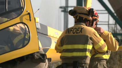 Bomberos del Plan Infoex durante las labores de extinción de un incendio forestal